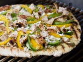 Gegrillte Pizza mit Paprika und Hähnchenfleisch