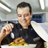 Küchenchef Ahmed  bereitet eine Tajine zu