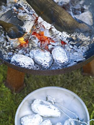 Kartoffeln in Glut grillen