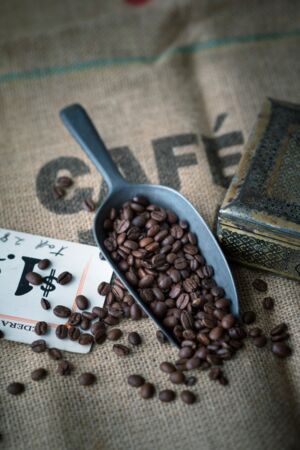 Seasons_11416881_HiRes_Schaufel_mit_Kaffeebohnen_auf_Kaffeesack_aus_Jute