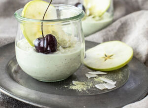 Overnight Oats mit Matcha und Ananastopping