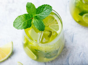 Eistee mit Limetten und Pfefferminze Eistee mit Limetten und Pfefferminze