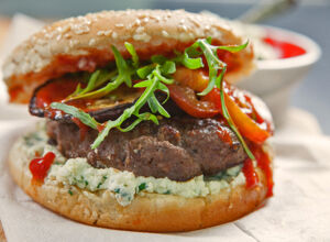 gegrillter Burger mit Rucola und Käsecreme