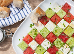 Salat mit Melone, Gurke, Feta und Basilikum Bunter Melonensalat