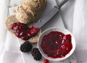 Zuckerfreie Beerenmarmelade Beerenmarmelade mit Chia-Samen