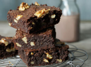 Ein Stapel mit Brownies