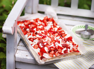 erdbeer-blechkuchen-mit-baiser