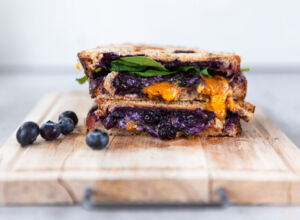Gegrilltes Blaubeersandwich mit Cheddar und Spinat Gegrilltes Blaubeersandwich