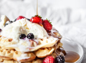 Waffeltorte mit Sahne und frischen Beeren Waffelrezepte