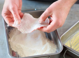 Schnitzel in Mehl wenden Schnitzel-panieren-step1