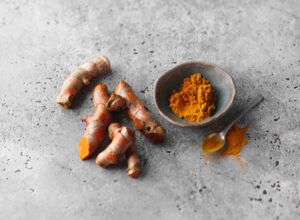 Kurkuma_als_Wurzel_und_gemahlen