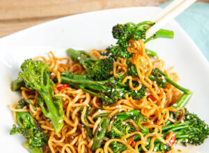 Bimi-Brokkoli aus dem Wok Bimi Broccolini mit Teriyaki-Mie-Nudeln
