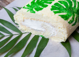 Biskuitrolle mit Muster backen Biskuitrolle mit Monstera Muster selber backen