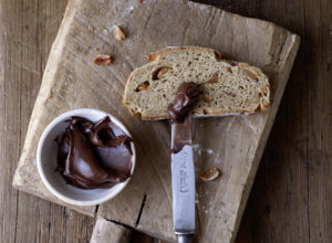 Nutella Nutella wird auf eine Scheibe Brot gestrichen