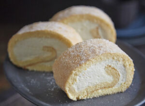 Zitronenrolle in Scheiben geschnitten