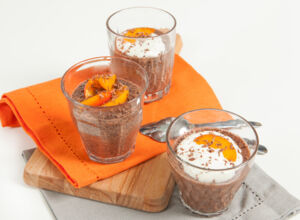 Chiapudding Zwei Gläser mit Schoko-Chiapudding stehen auf einem Tisch