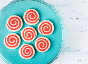 rot-weiße Swirl Cookies auf Teller