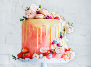 Drip Cake Rezept Blumen-© svmelnikoff_iStock Drip Cake Rezept Blumen-© svmelnikoff_iStock