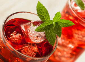 Hibiskus-Eistee mit Cranberrysaft Hibiskus-Eistee