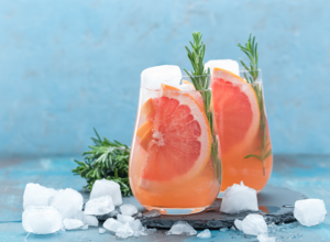 Pink Grapefruit Limonade mit Eiswürfeln pink-grapefruit-drink