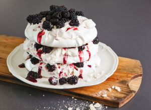 Pavlova mit Sahne und Brombeeren