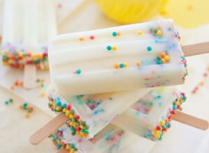 Joghurteis mit bunten Perlen Birthday-Cake-Eis