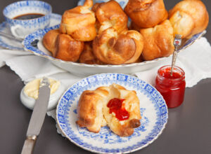 Popovers mit Butter und Marmelade