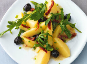 Mediterraner Kartoffelsalat mit Oliven, Rucola und getrockneten Tomaten mediterraner_kartoffelsalat