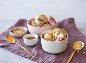 Honigeis mit Feigen und Pistaziencrunch