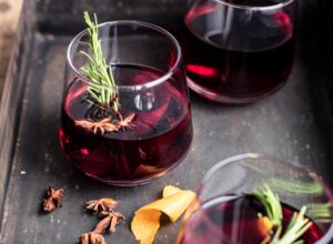 Glühwein mit Rosmarin Glühwein mit Rosmarin
