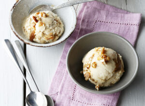 Nicecream in Schälchen mit Nüssen bestreut