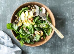 Spinatsalat Ein frischer Salat mit Spinat, Champignons und Avocado