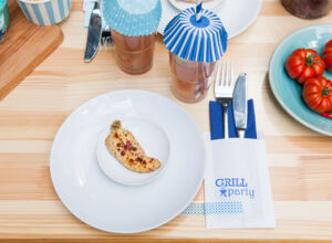 Ein bunt dekorierter Tisch