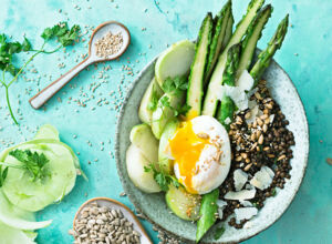 Spargel-Bowl mit pochiertem Ei und Linsen