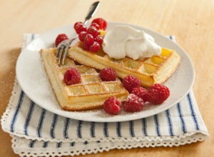 Waffel mit Himbeeren dekoriert