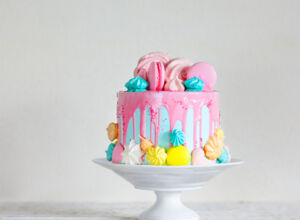 Drip Cake Rezept Regenbogen bunt-© petrenkod_iStock Drip Cake Rezept Regenbogen bunt-© petrenkod_iStock