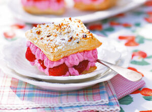 erdbeer-blaetterteigschnitten