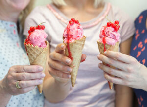 Johannisbeereneis in der Waffel