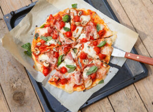 Ein Blech mit glutenfreier Pizza