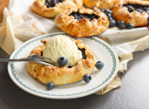 Galettes mt Blaubeeren und Vanilleeis