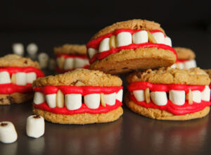 Grusel-Gebisse aus Cookies