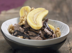 Schoko-Bananen-Quark im Schälchen angerichtet