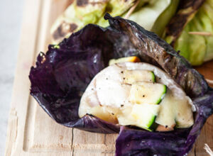 fertige Gemüsepäckchen in Kohlblatt