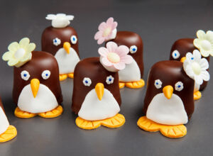 Pinguin-Schokoküsse Schokoküsse als Pinguine verziert