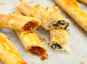 Unterschiedlich gefüllte Börek-Stangen