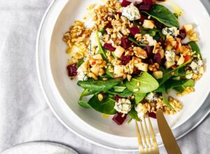 139758-Haferkornsalat_mit_Spinat_roter_Beete_Gorgonzola_und_Nuessen