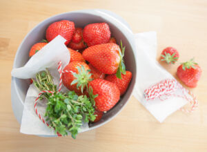 Erdbeer-Kräuter-Marmelade Erdbeeren und Kräuter für die Marmelade