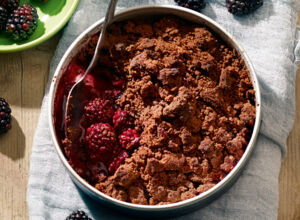 Schokoladiger Crumble mit Brombeeren in einer Form 