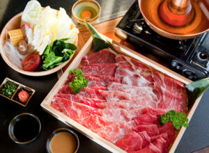 Shabu Shabu (japanisches Fondue) Dünnes Rindfleisch, Gemüse und Fonduetopf