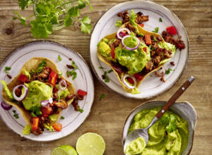 Tortilla-Schalen mit Hackfleisch und Guacamole Tortilla-Schalen mit Hackfleisch und Guacamole